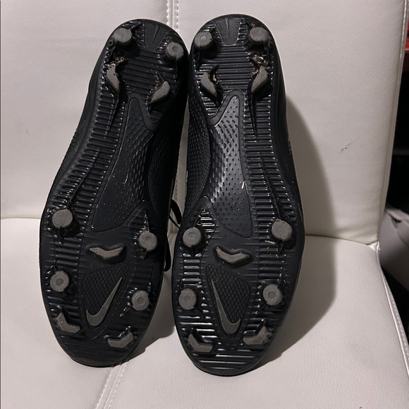 Nike Black and White Sneakers - Picture 3 of 6